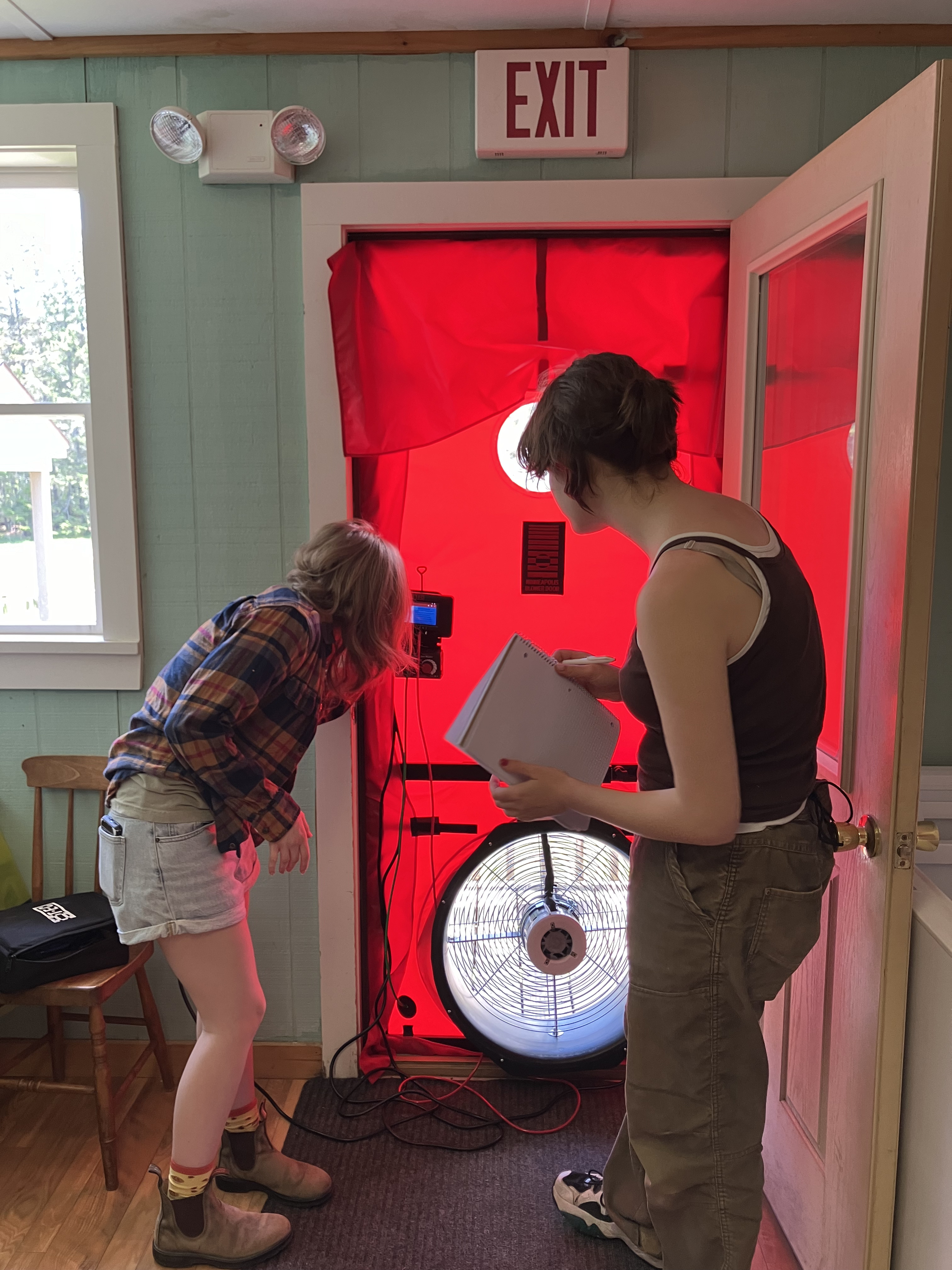 People with the blower door, mesuring the pressure difference